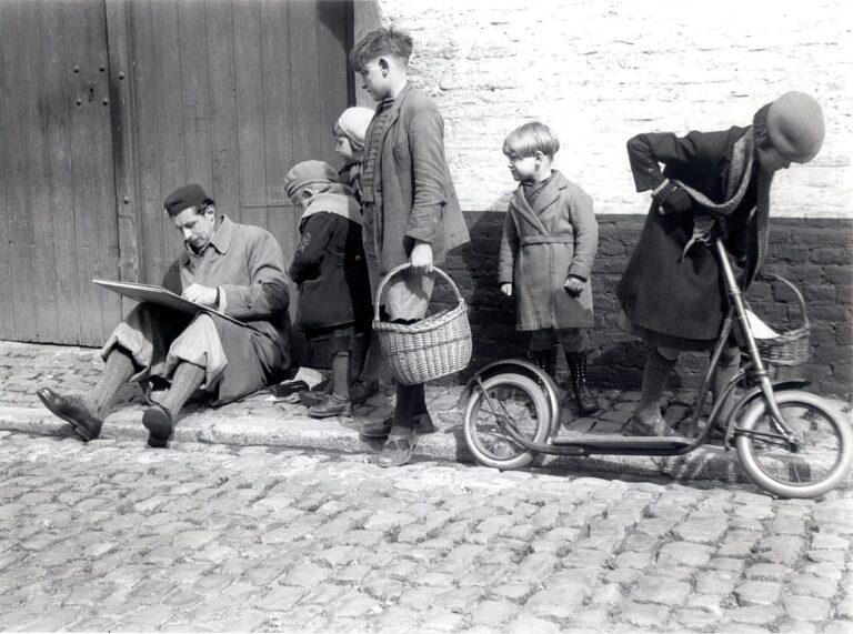 1936 avril 7 Lismonde dessinant eglise de Diest photo Leon van Dievoet